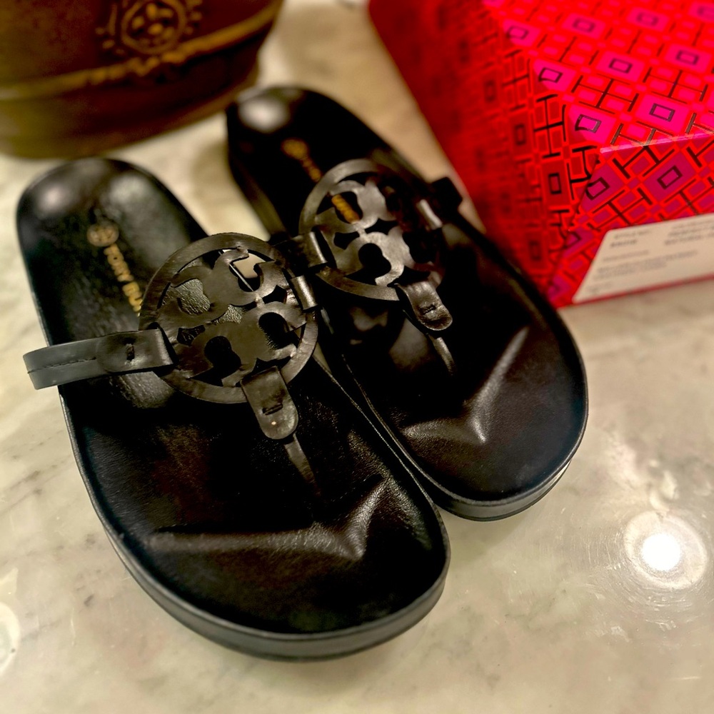 Tory Burch Cloud Sandals
Excellent Condition
This pair runs WIDE more like a 10W